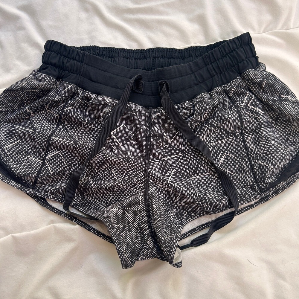 Lululemon Hotty Hot Shorts Womens 6 Formation Alpine Black White 2.5" Drawstring